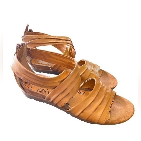 Bare Traps Women’s rennifer Leather Sandals Camel brown strappy flat size 6 1/2 - Picture 1 of 7